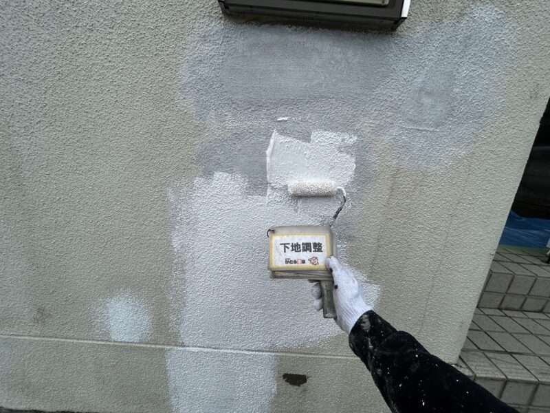 下地の調整が不十分だと、塗料が剥がれてきたり早期劣化の原因となるため、丁寧に施工します。
