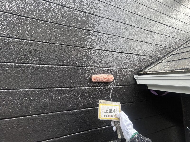 上塗りはクリアーを使用しています。<br />強力な防水性能を持ち、雨漏りやクラックの発生を抑える効果が期待できます。