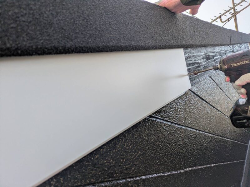 ボロボロだった破風板に、新しく板金を取り付けます。