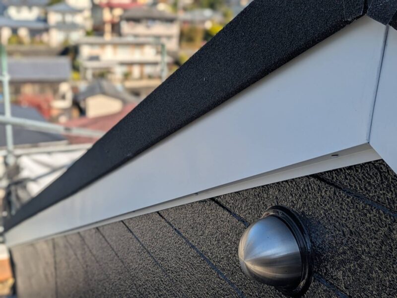 塗装が困難なほど傷んだ破風板の補修には、耐久性の高いガルバリウム鋼板で保護するのが最適です。