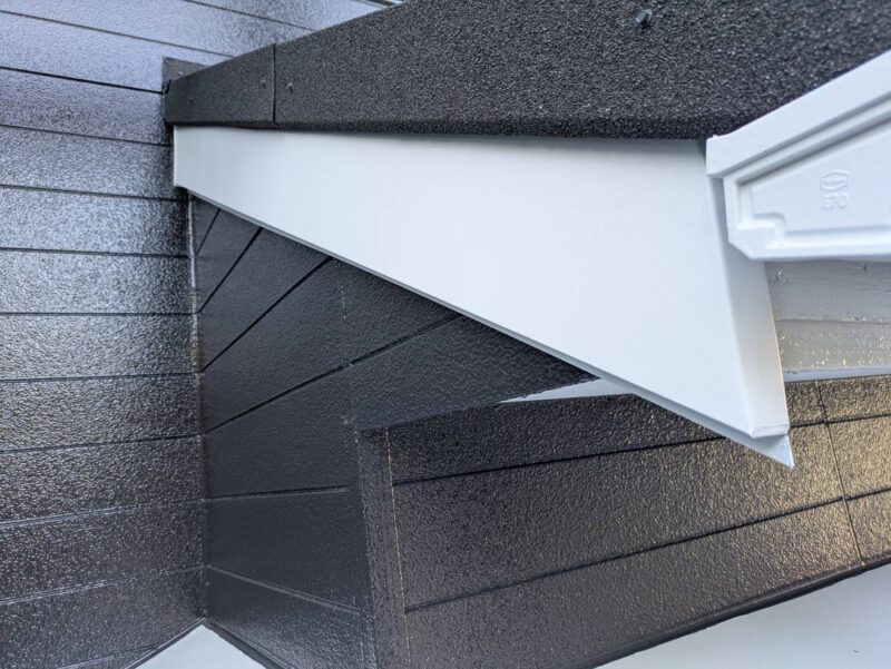 ガルバリウム鋼板は耐候性・防錆性に優れ、耐用年数も長い素材です。