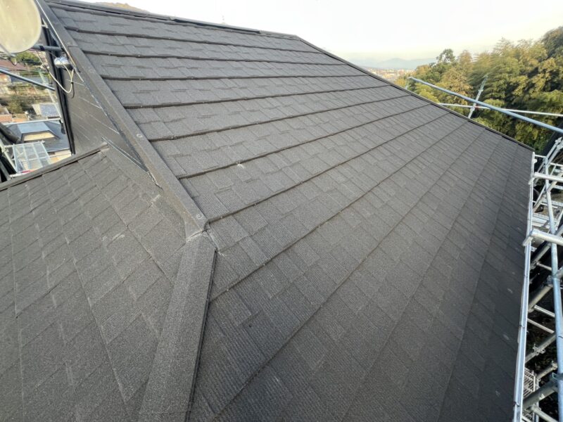 屋根表面のストーンチップが雨音を吸引・拡散するため、室内は静かで日常生活において望ましい遮音性を確保することができるのもうれしいポイントです。