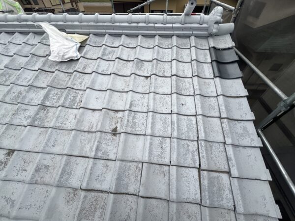 劣化した状態を放置すると、雨漏りや下地材の腐食、建物の寿命低下につながりますので、定期的な点検とメンテナンスが大切です。