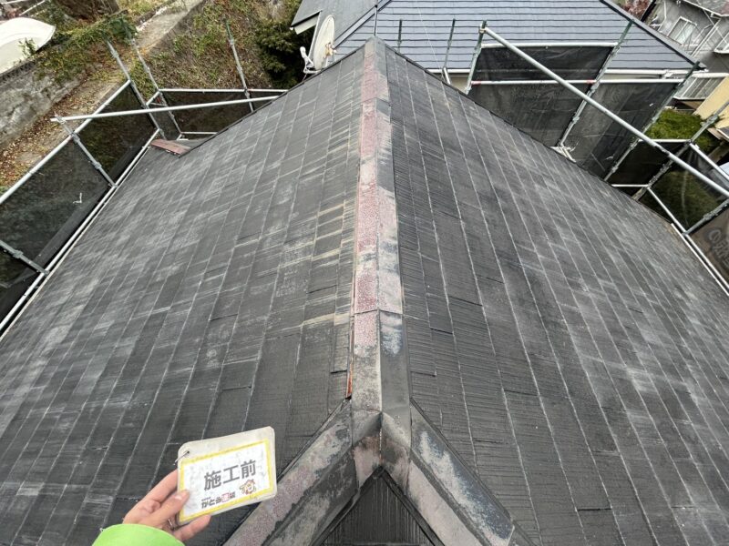 屋根は全体的に色褪せ塗膜がほとんどない状態で、棟板金は錆びついていました。