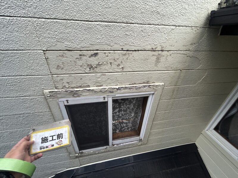 外壁表面が完全に剥がれてしまい、欠損していました。<br />このまま放置すると雨漏りの原因となる恐れがあります。