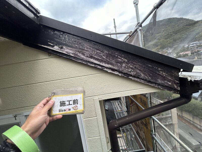 破風板はボロボロの状態です。<br />補強後、新しく板金を取り付けます。