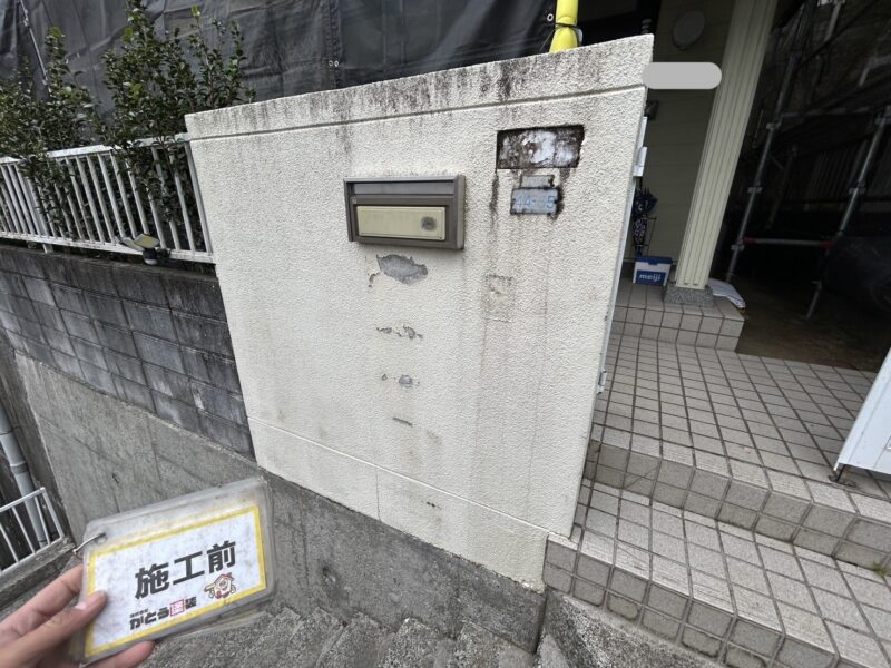 門塀も外壁同様、剥がれている箇所がありましたので補修後、塗装をおこないます。