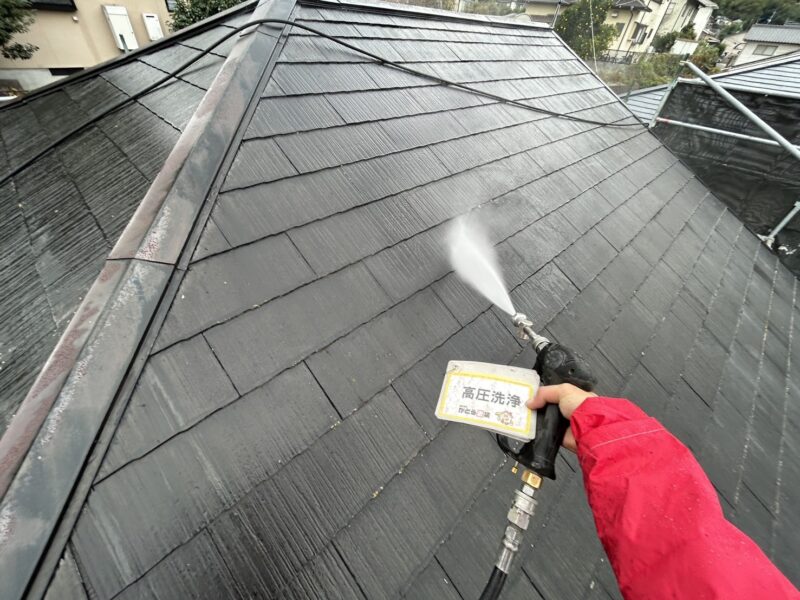 屋根の高圧洗浄の様子です。