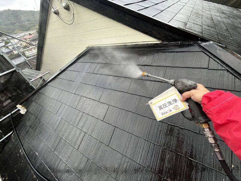 古い塗膜や汚れを洗い流します。