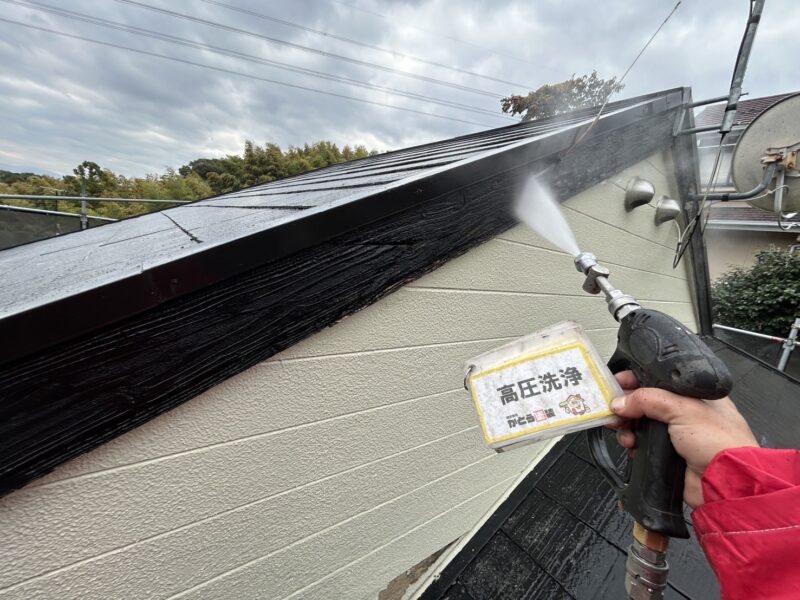 破風の高圧洗浄の様子です。