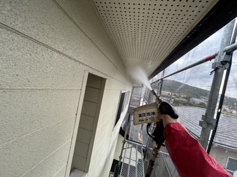 軒天の高圧洗浄の様子です。