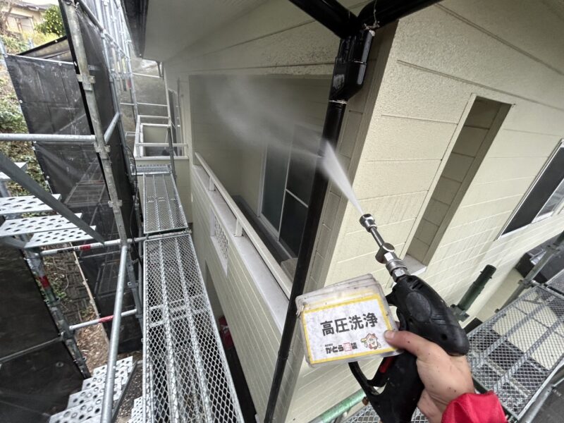 塗装前に隅々まで洗浄し、汚れをしっかり落としていきます。