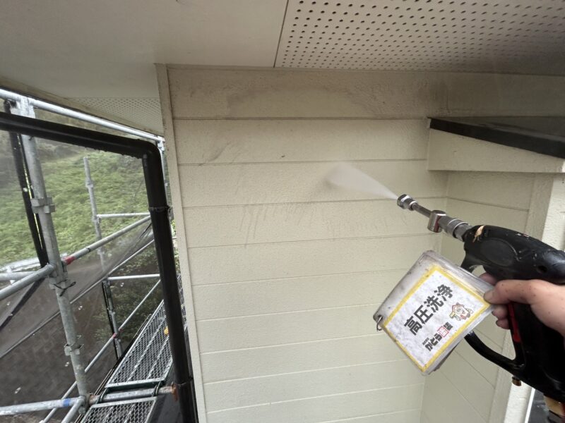 外壁の高圧洗浄の様子です。