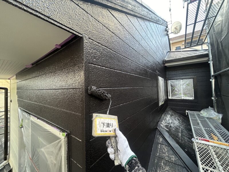 下塗りには塗料の吸い込みを防ぎ、下地の凹凸や劣化を補修する重要な役割があります。