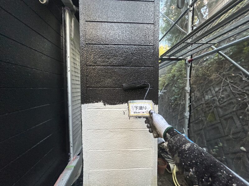 柱も外壁と同じ塗料で塗り替えていきます。