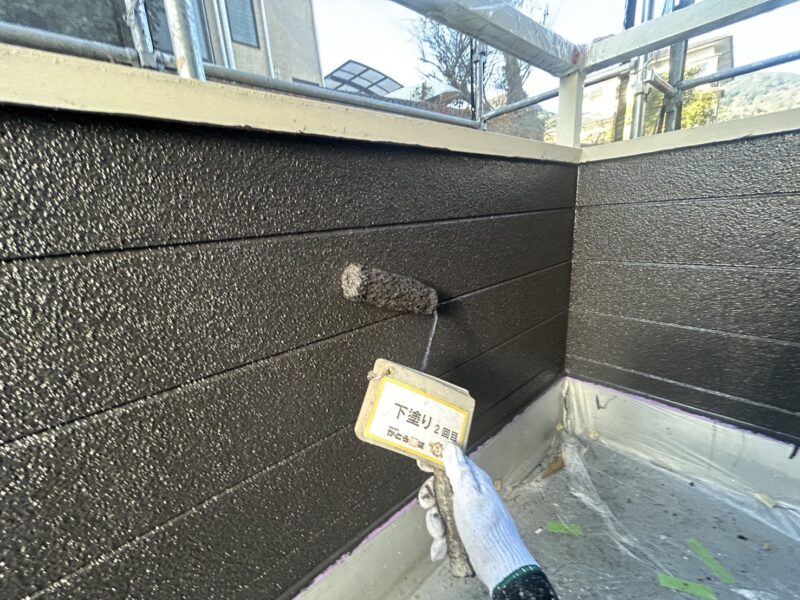 下塗りを2回おこなうことで、下地材の保護・補強と上塗り塗料の密着性を高め、塗膜の防水性や耐久性を向上させます。