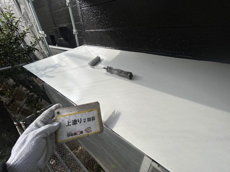 塗料を塗り重ね、さらに強靭な塗膜を形成します。