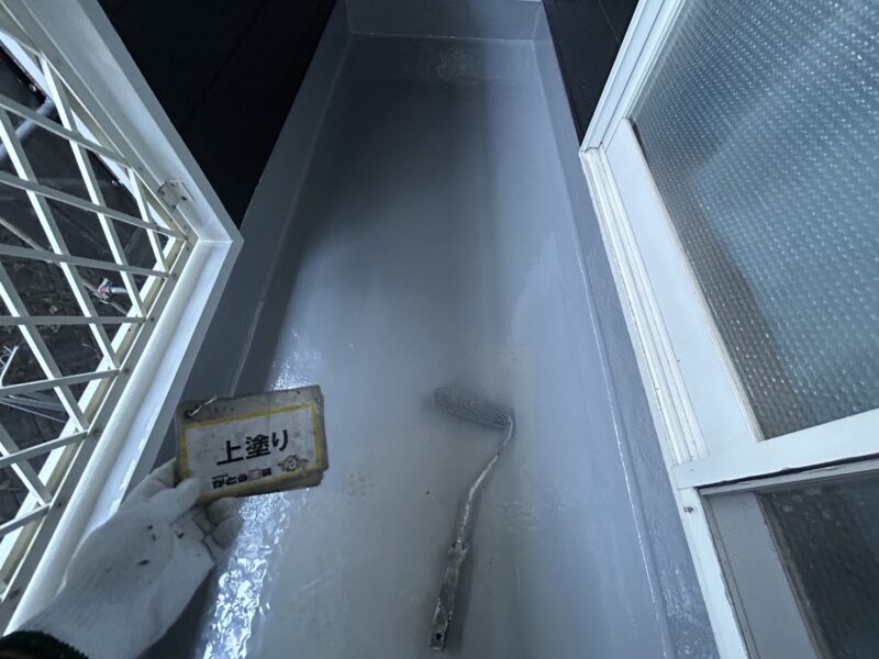 上塗りの様子です。<br />塗膜に厚みを持たせ、均一にムラなく塗り広げていきます。