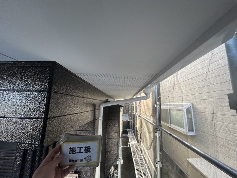 軒天は真っ白ではなく、グレージュカラーで仕上げることで、明るすぎない落ち着いた印象になります。