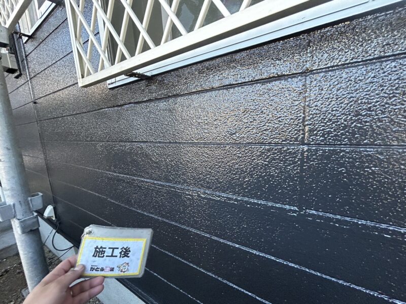 外壁は艶ありで施工しています。<br />滑らかなで艶々な塗膜が汚れの付着を防いでくれて、水捌けもバッチリです。