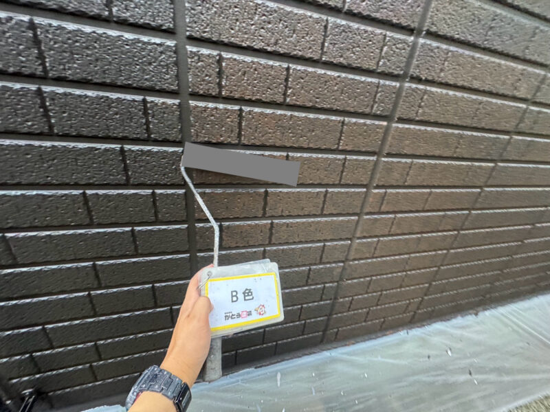 WB多彩仕上げ工法の模様付けB色を特許ローラーで塗布します。