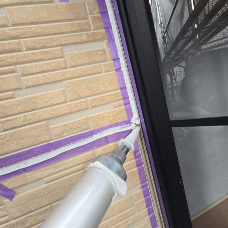 高耐久のシーリング材を目地にたっぷりと充填します。