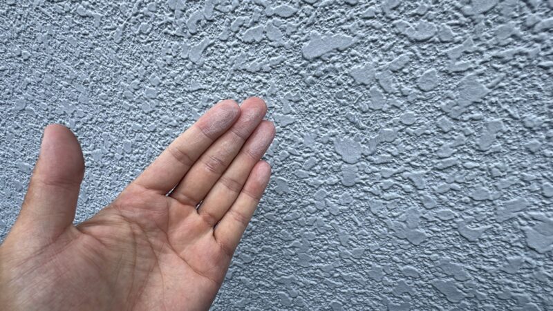 手で触れると白い粉が付着するチョーキング現象が見られました。<br />塗膜が劣化している証拠です。