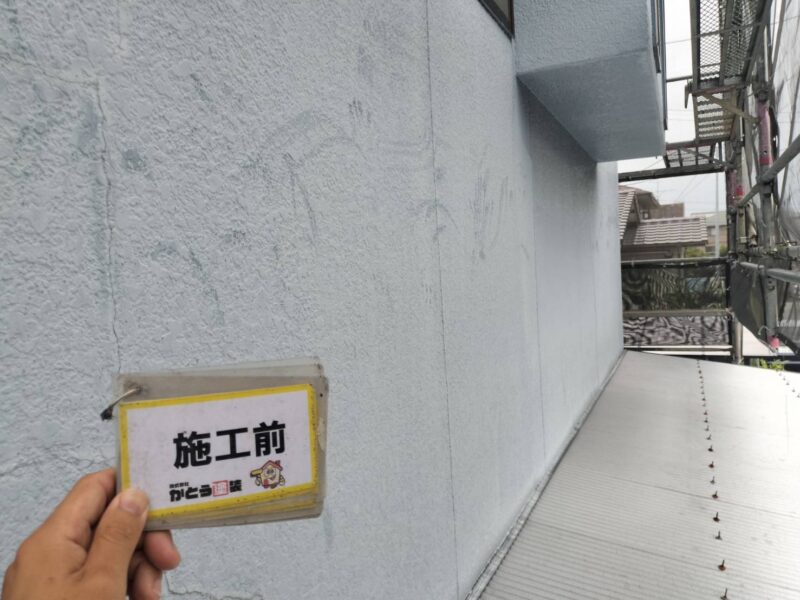 外壁は、モルタル壁でひび割れがありました。<br />補修後、塗装をおこないます。