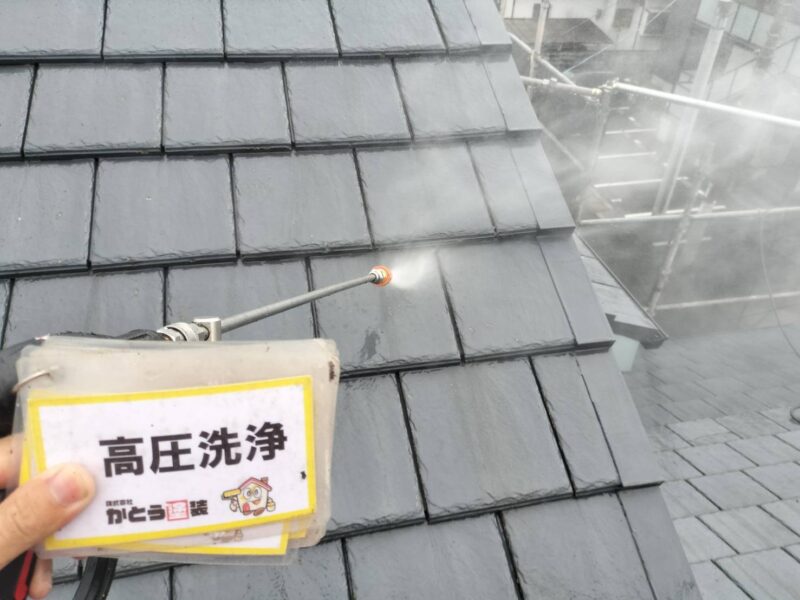 古い塗膜やコケ・藻を徹底的に洗い流していきます。