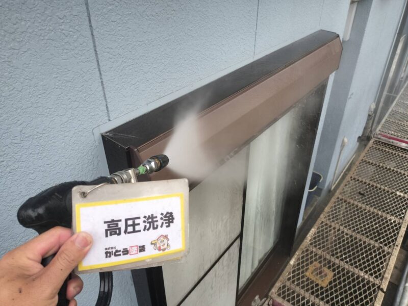 シャッターボックスの高圧洗浄の様子です。