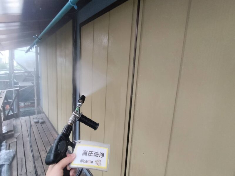 戸袋、雨戸の高圧洗浄の様子です。