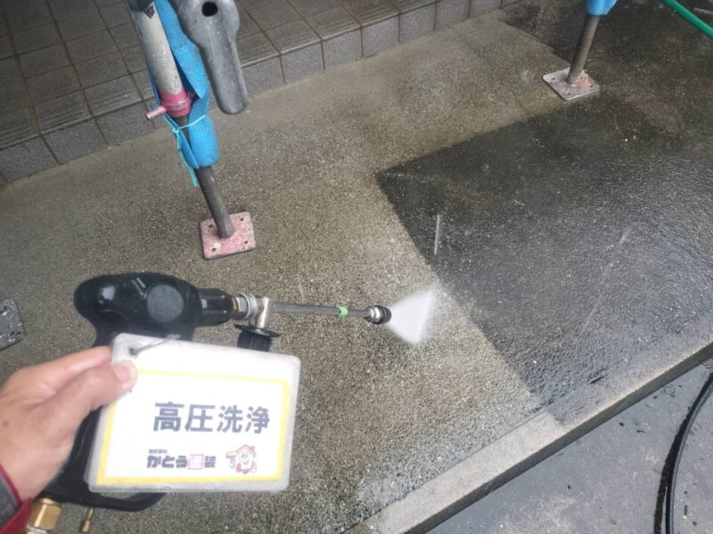 土間コンクリートは塗装しませんが、この機会に綺麗にしておきます。