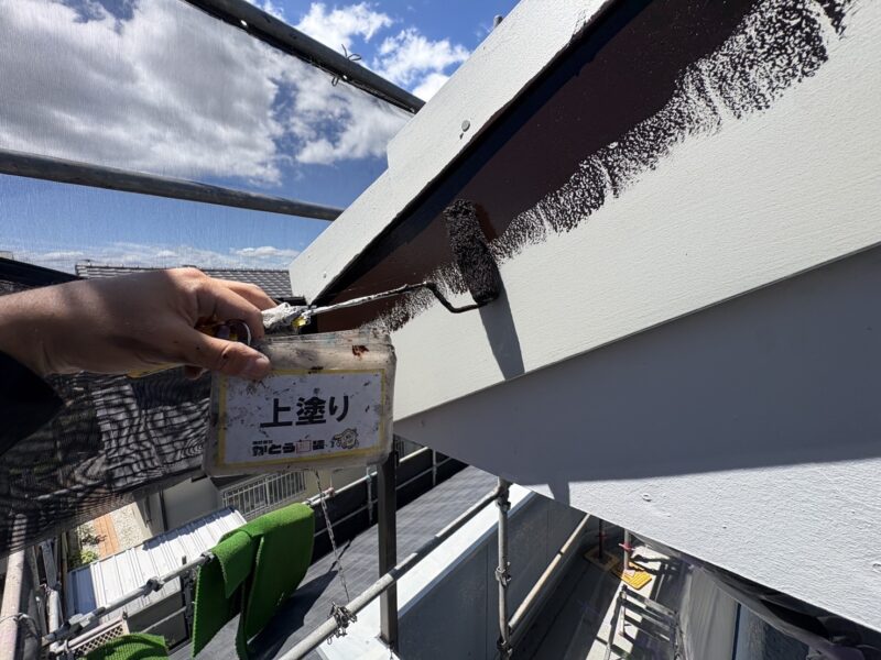 破風の上塗りの様子です。