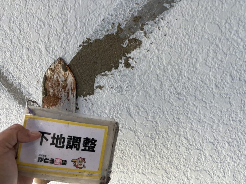 外壁のひび割れ補修の様子です。