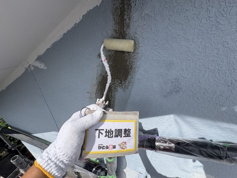 ひび割れはすべて補修し、その上から仕上げ塗りをおこないます。