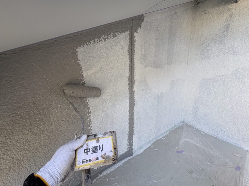 弊社で人気の高い断熱塗料ガイナで塗り替えています。