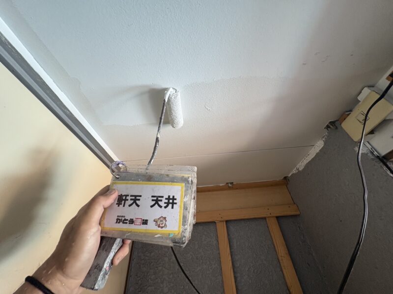 天井の塗装の様子です。
