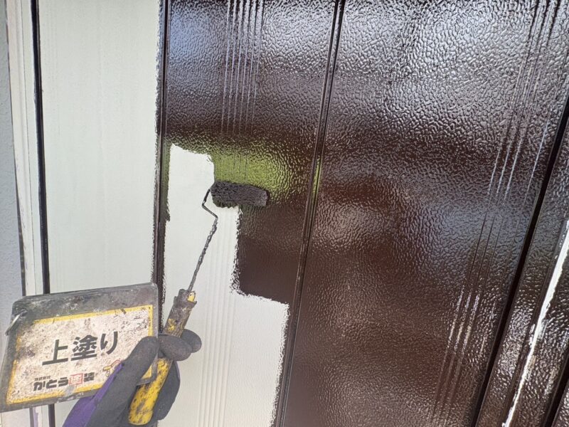 戸袋・雨戸の上塗りの様子です。