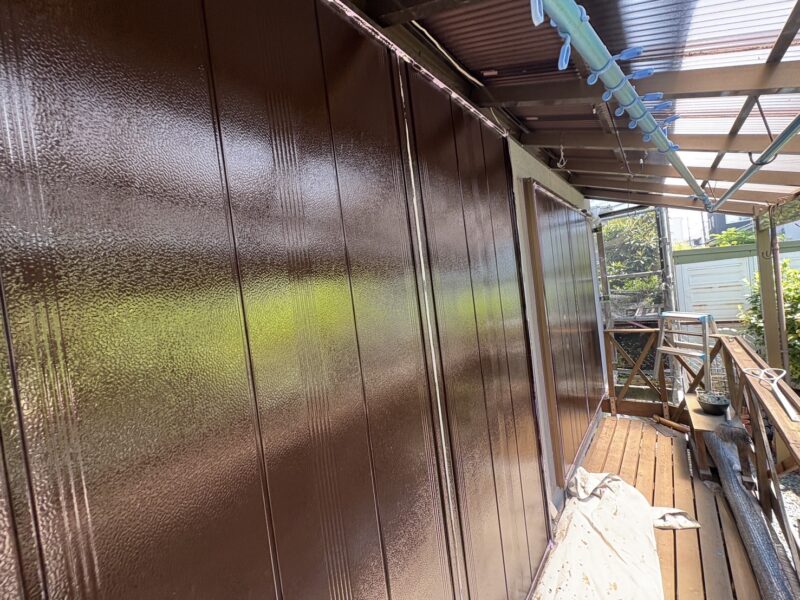 向かいの家が映りこむほど艶のある仕上がりになりました。<br />快晴の日には、眩しいほどに輝きを放ちます。