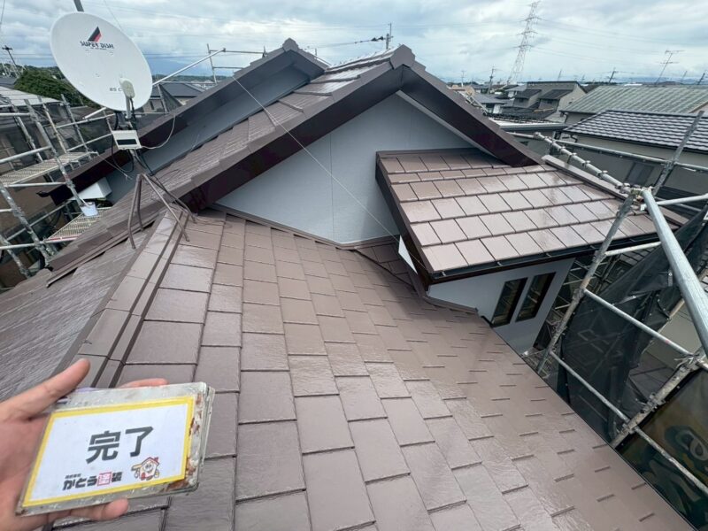 太陽光を効率よく反射し、屋根の表面温度の上昇を抑制するだけでなく、建物内の温度上昇を防ぐことで、快適な室内環境つくりや冷暖費の節約に貢献します。