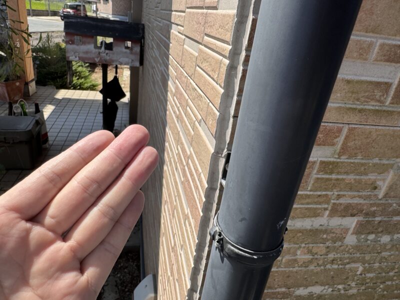 手で触れると白い粉が付着するチョーキング現象が見られました。<br />塗膜が劣化し本来の機能を果たせなくなっている証拠です。