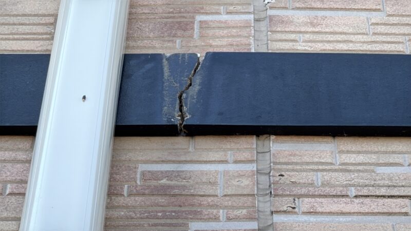 幕板に割れがありました。<br />雨水の浸入による腐食や落下の恐れがあるため、そのまま放置すると危険です。