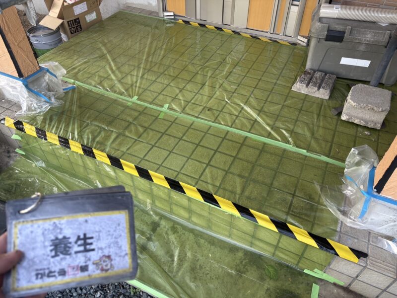 玄関周りは、滑りにくいシートで養生しています。