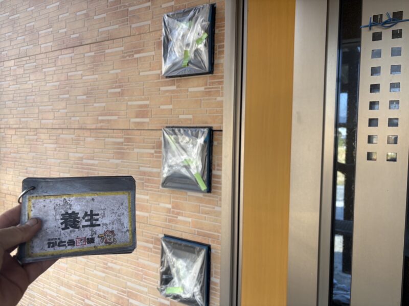 養生の様子です。<br />塗料の付着を防ぐため、しっかり養生します。