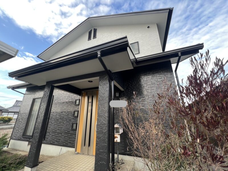 外壁には、ひび割れに強く防水性にも優れている超耐候性のハイグレード塗料を使用しています。