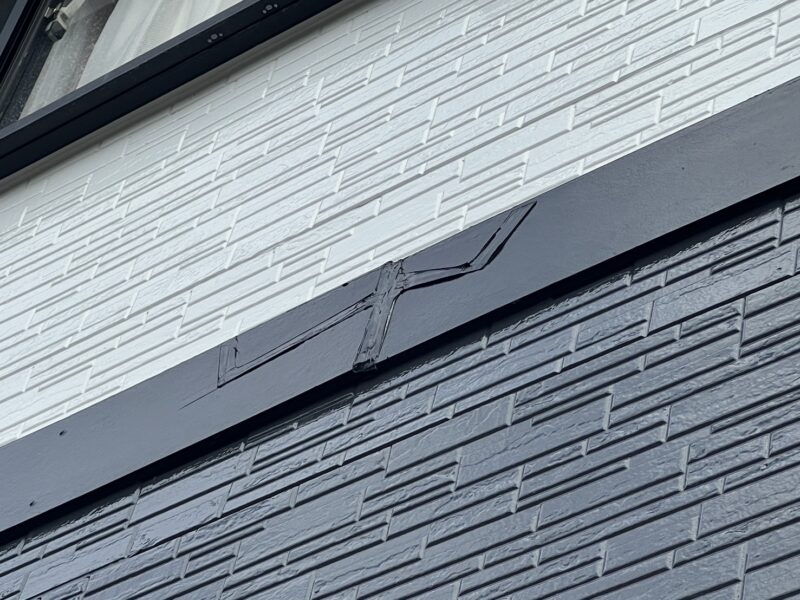 割れていた幕板も補修後、塗装をおこないました。<br />経年劣化や紫外線で割れることがあるので、異常を見つけたらすぐに専門業者に連絡することをオススメします。