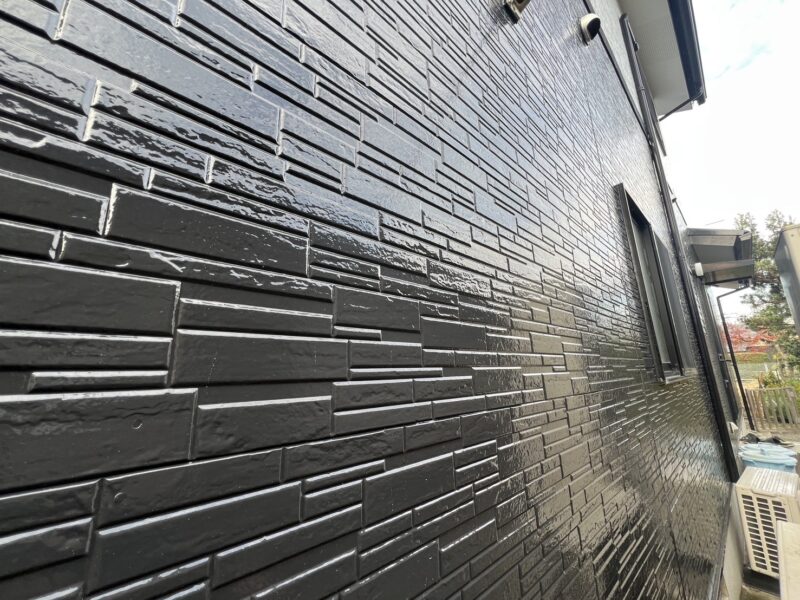 外壁は艶ありで施工しています。<br />仮に汚れが付着しても、雨で汚れを洗い流してくれるので、塗り立ての美しさを長期間維持してくれます。