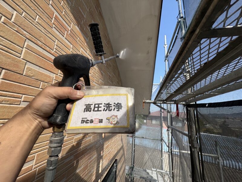 軒天の高圧洗浄の様子です。