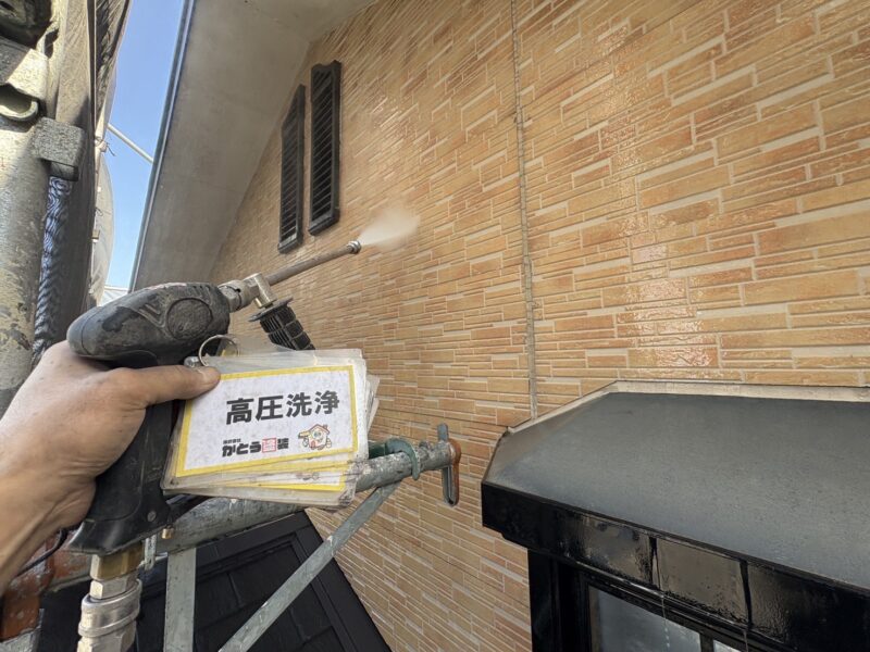 外壁の高圧洗浄の様子です。