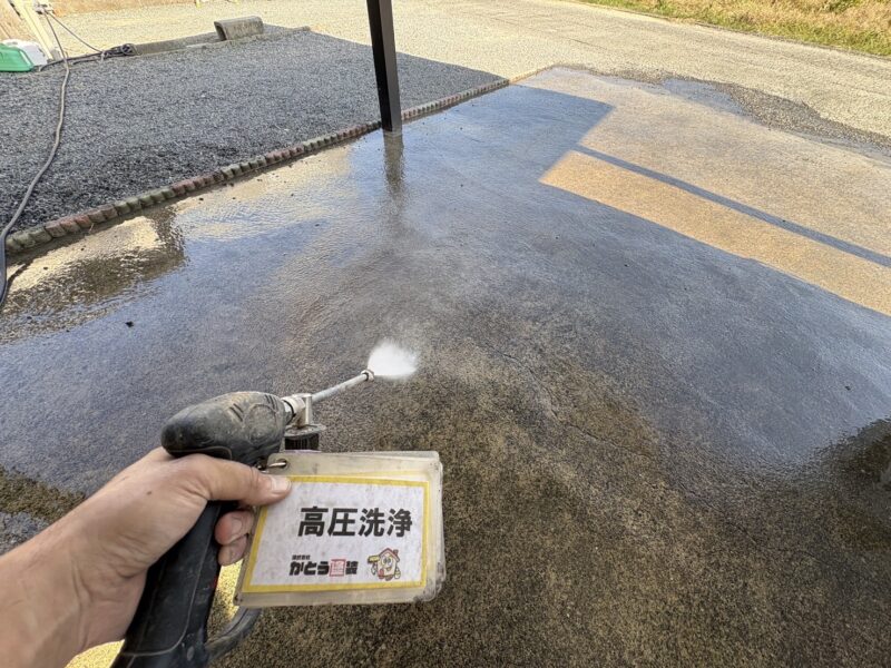 土間コンクリートの高圧洗浄の様子です。<br />塗装はしませんが、この機会に綺麗にしておきます。